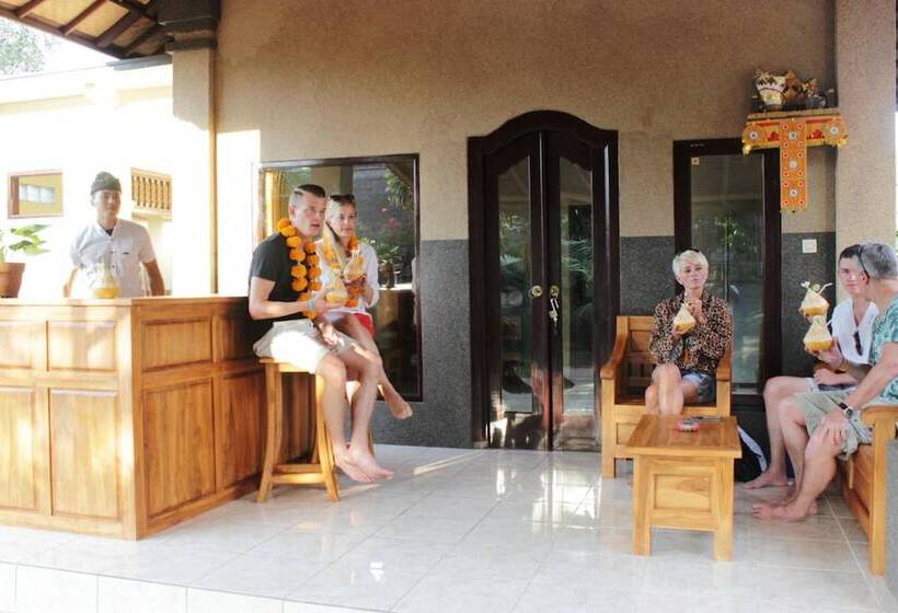 Bed and Breakfast Kubu Padi Wooden House