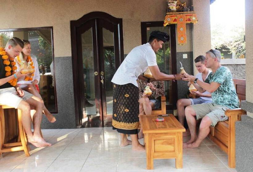 Bed and Breakfast Kubu Padi Wooden House