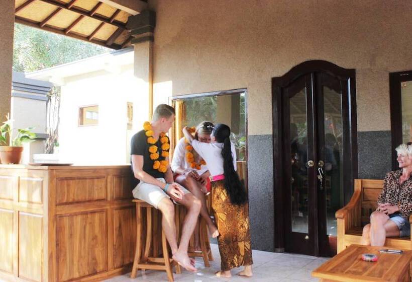 Bed and Breakfast Kubu Padi Wooden House