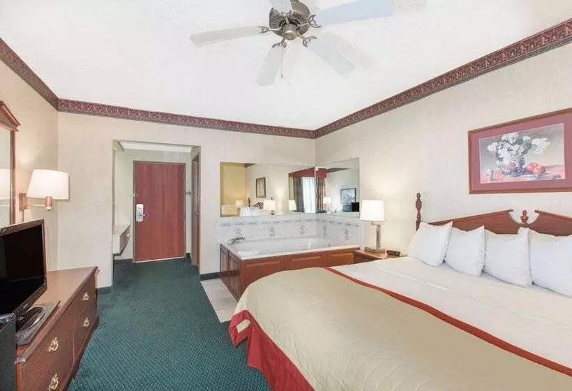 هتل Baymont By Wyndham Jonesboro