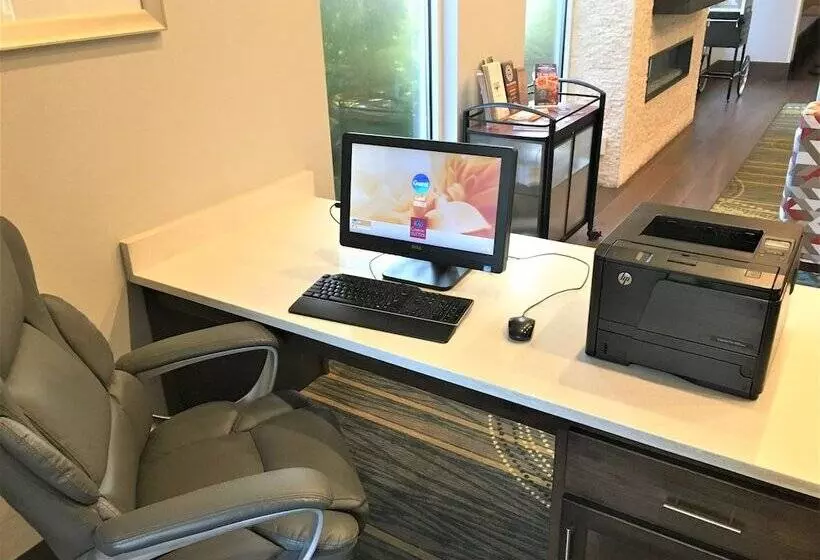 호텔 Comfort Suites Nashville Airport   Bna