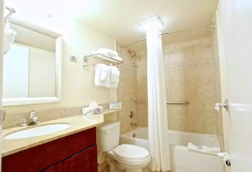 호텔 Ramada By Wyndham Flamingo Water Park