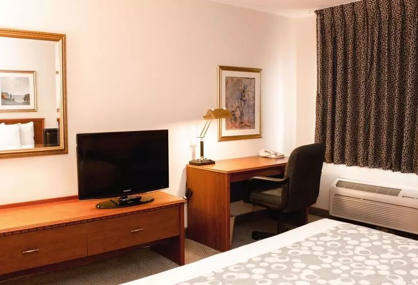 בית מלון כפרי La Quinta Inn By Wyndham Cincinnati North