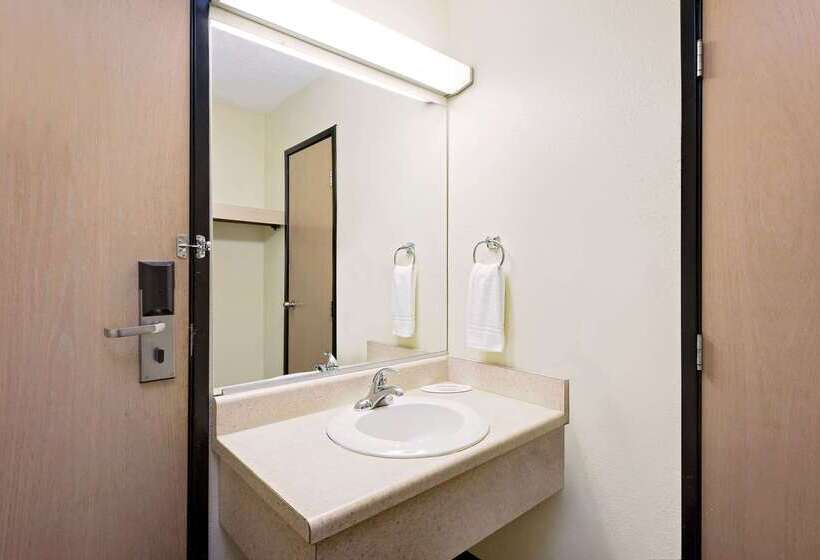 בית מלון כפרי Super 8 By Wyndham Metropolis