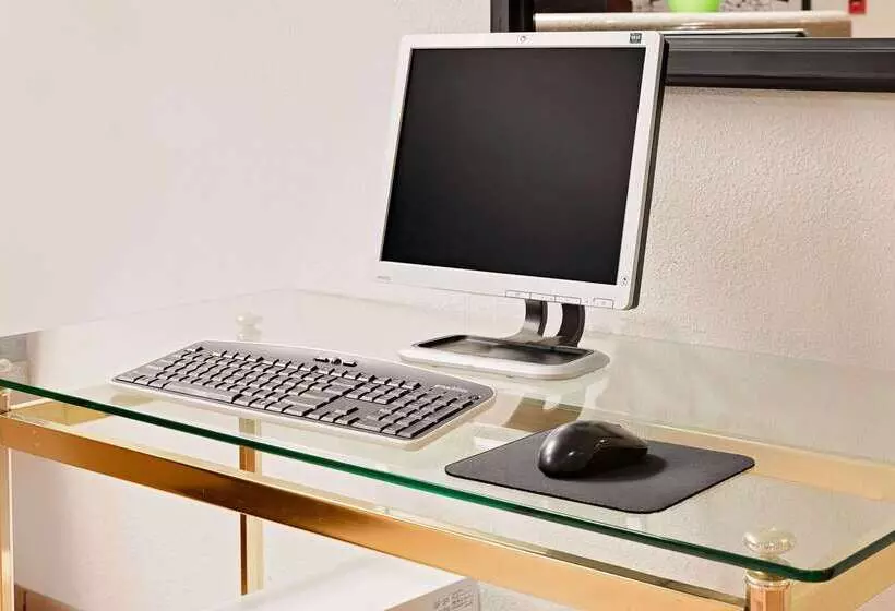 בית מלון כפרי Super 8 By Wyndham Metropolis