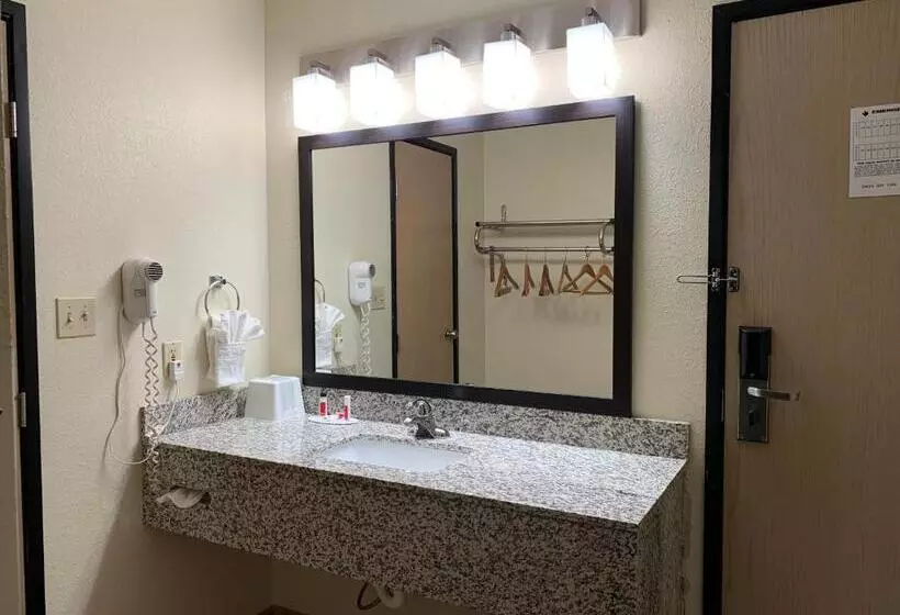 בית מלון כפרי Super 8 By Wyndham Metropolis