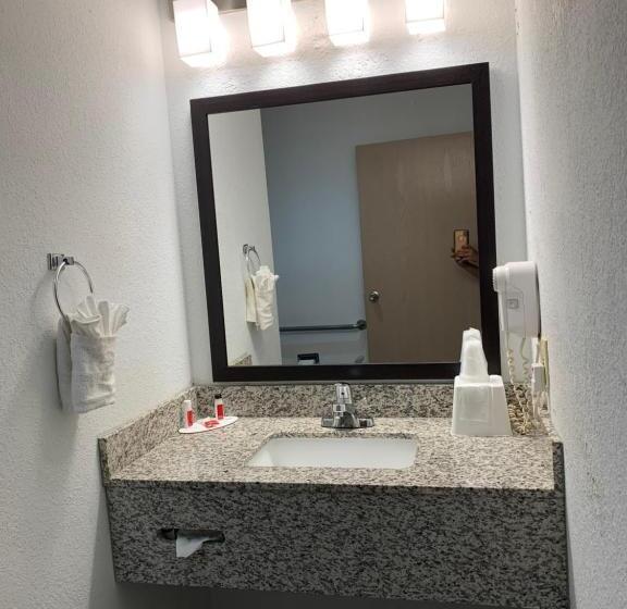 בית מלון כפרי Super 8 By Wyndham Metropolis