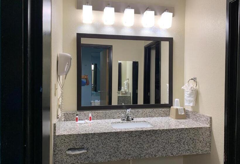 בית מלון כפרי Super 8 By Wyndham Metropolis