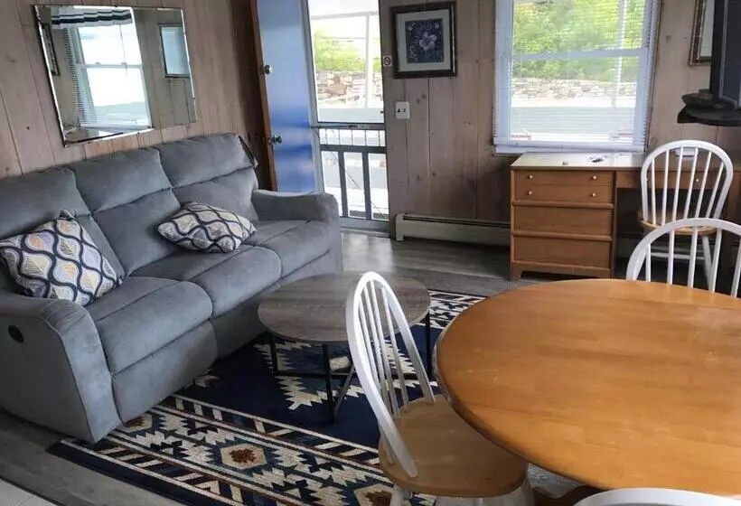 モーテル Belknap Point Inn