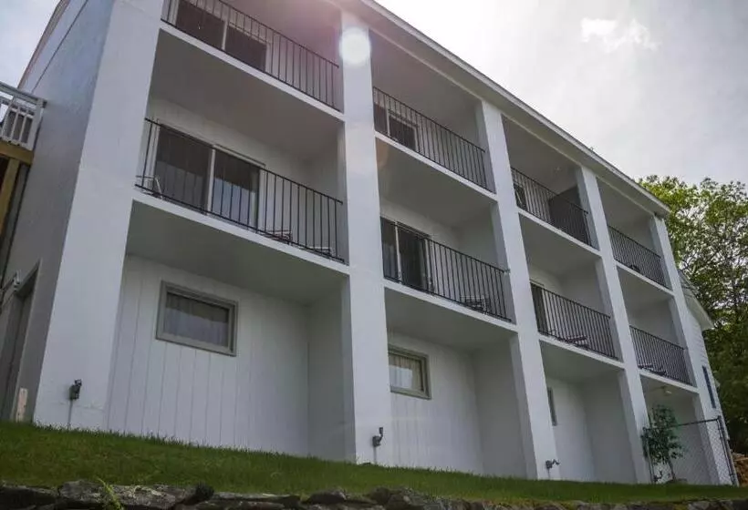 モーテル Belknap Point Inn