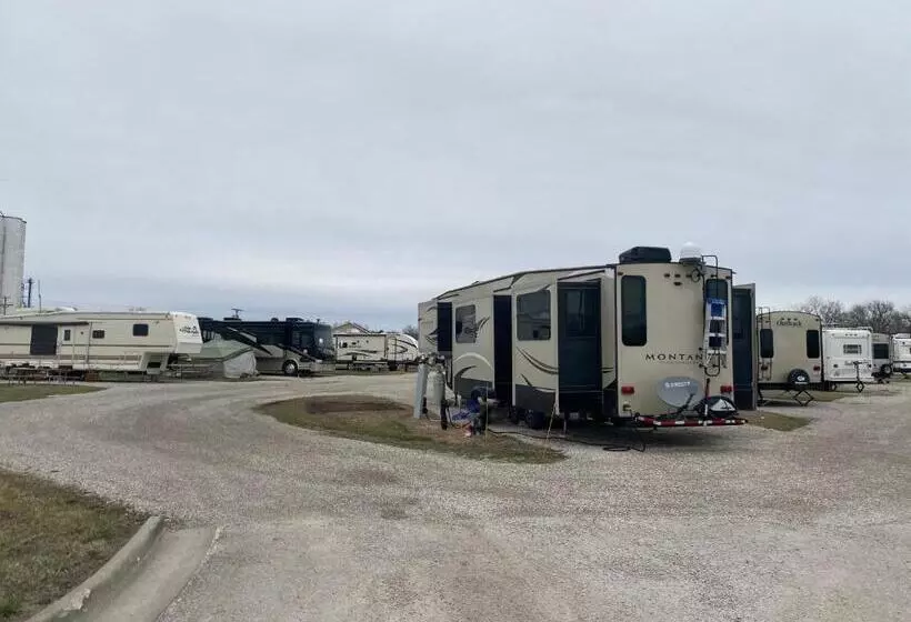 Garnett Hotel & Rv Park