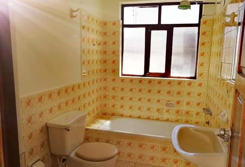 تختخواب و صبحانه Charlies Place