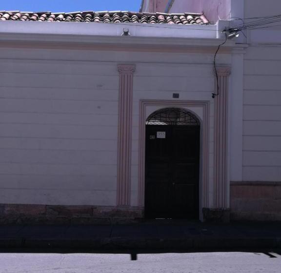 تختخواب و صبحانه Charlies Place