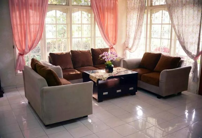 ペンション Residences By Reddoorz Near Taman Safari