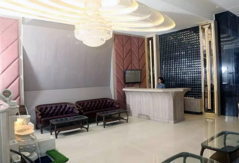 Hotelli Om Clarks Inn Raebareli