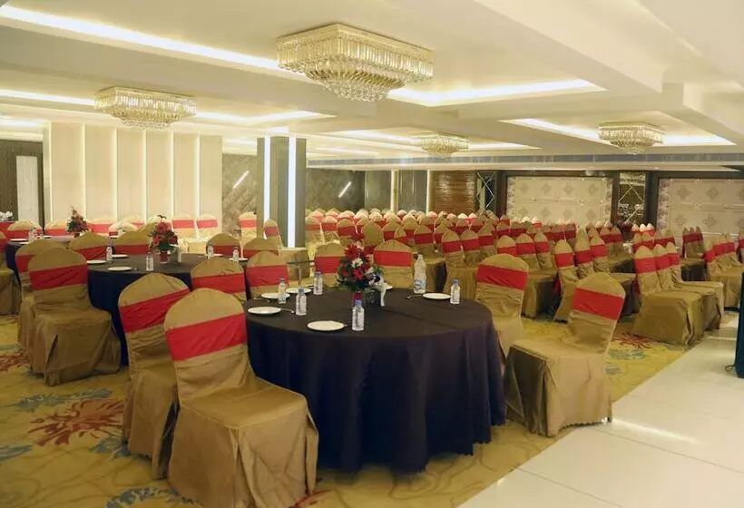 Hotelli Om Clarks Inn Raebareli