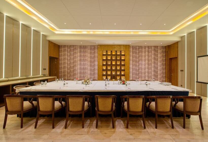 호텔 Om Clarks Inn Raebareli