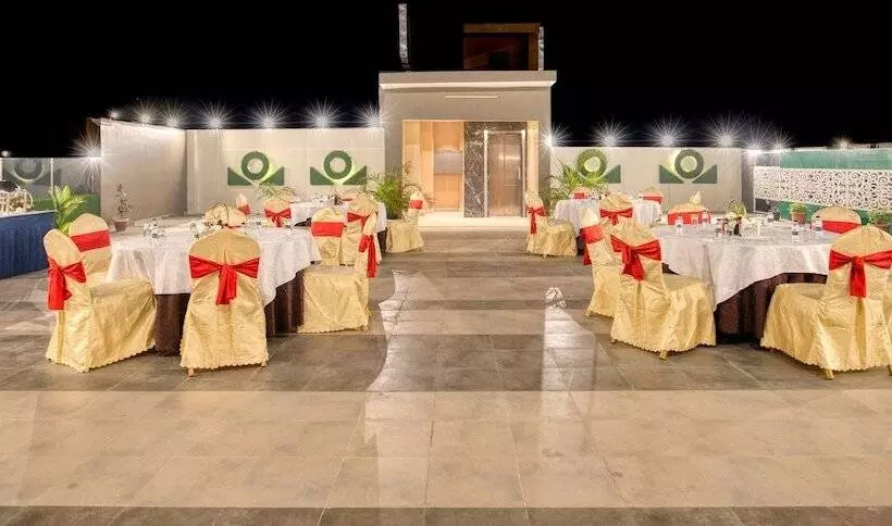 Hotelli Om Clarks Inn Raebareli