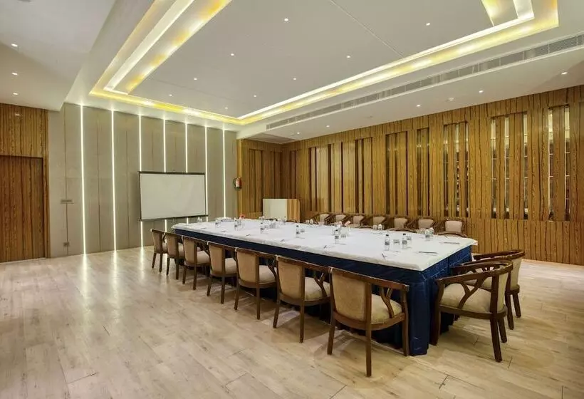 Hotelli Om Clarks Inn Raebareli