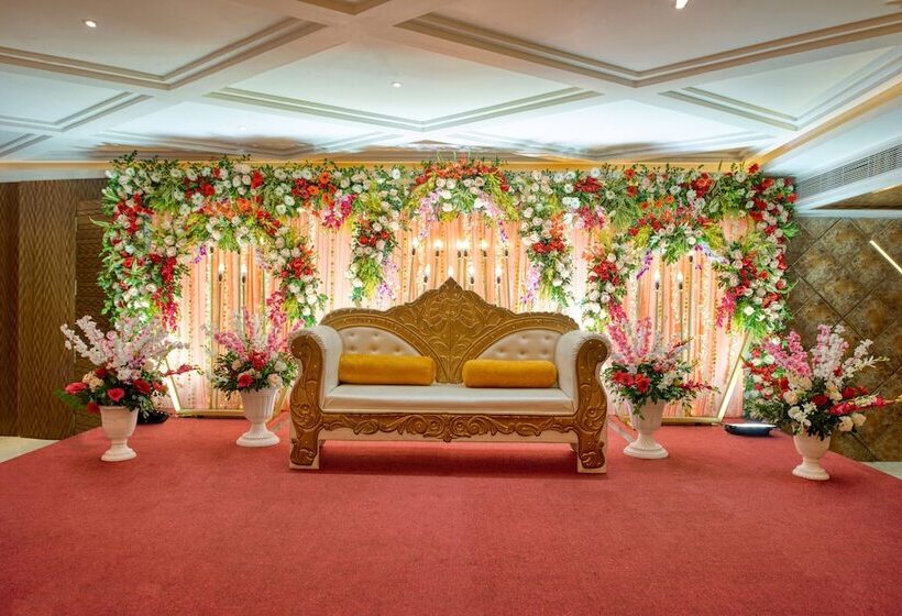 호텔 Om Clarks Inn Raebareli