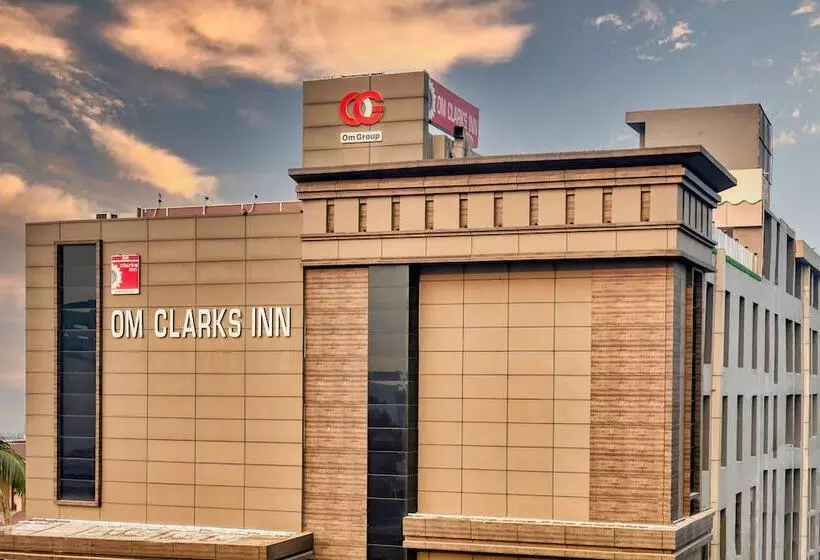 Hotelli Om Clarks Inn Raebareli