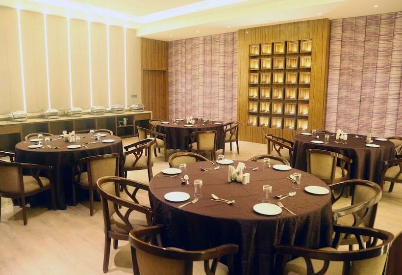 호텔 Om Clarks Inn Raebareli