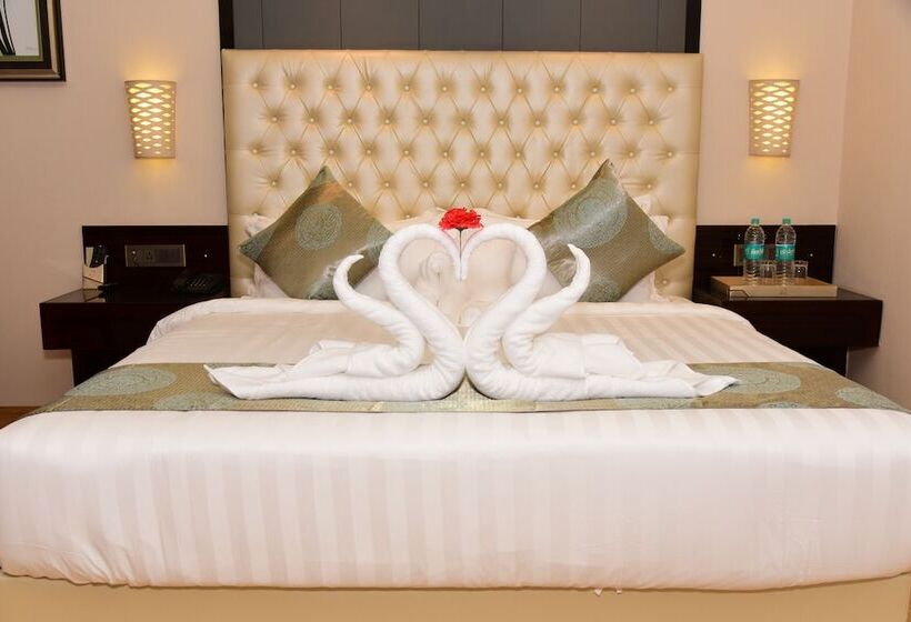 호텔 Om Clarks Inn Raebareli