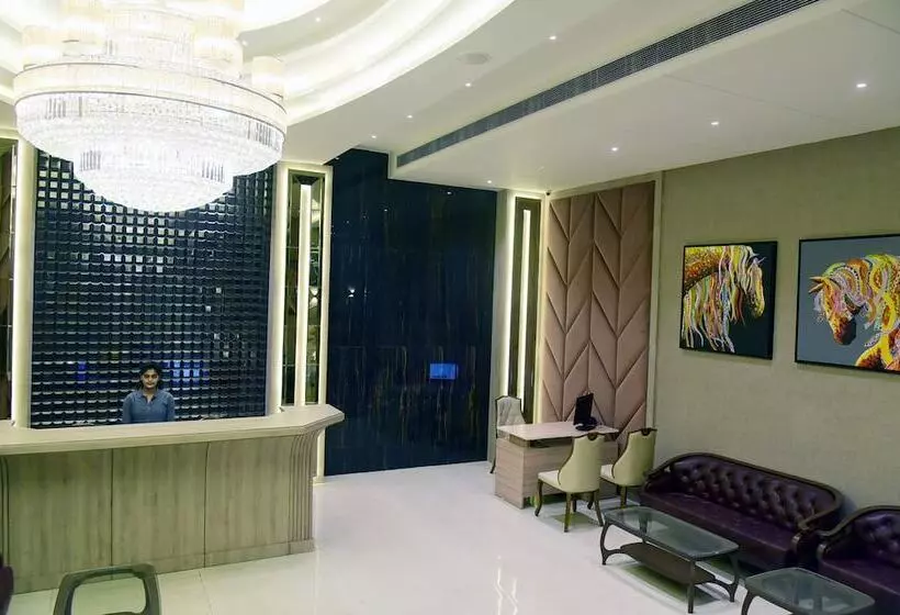 Hotelli Om Clarks Inn Raebareli