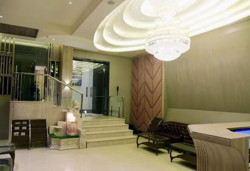 Hotelli Om Clarks Inn Raebareli