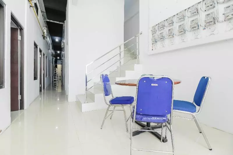 ホテル Reddoorz Near Hayam Wuruk