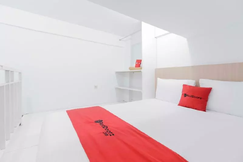 ホテル Reddoorz Near Hayam Wuruk