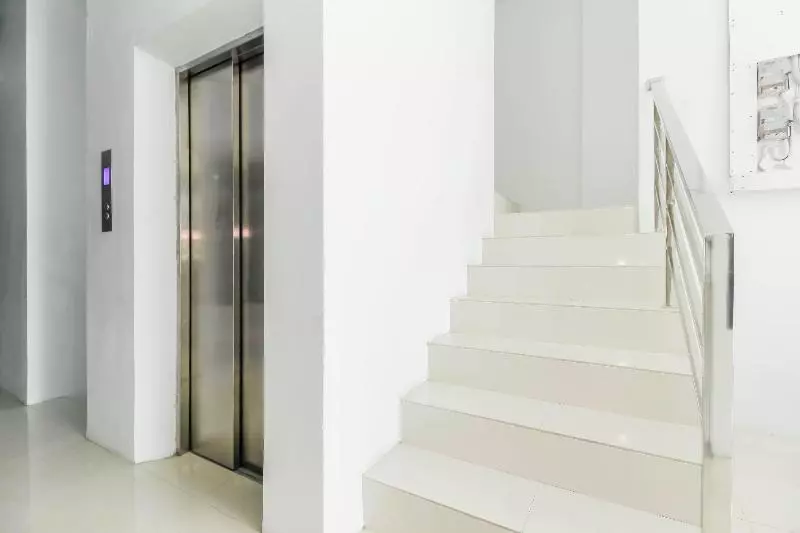 ホテル Reddoorz Near Hayam Wuruk