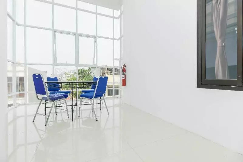 ホテル Reddoorz Near Hayam Wuruk