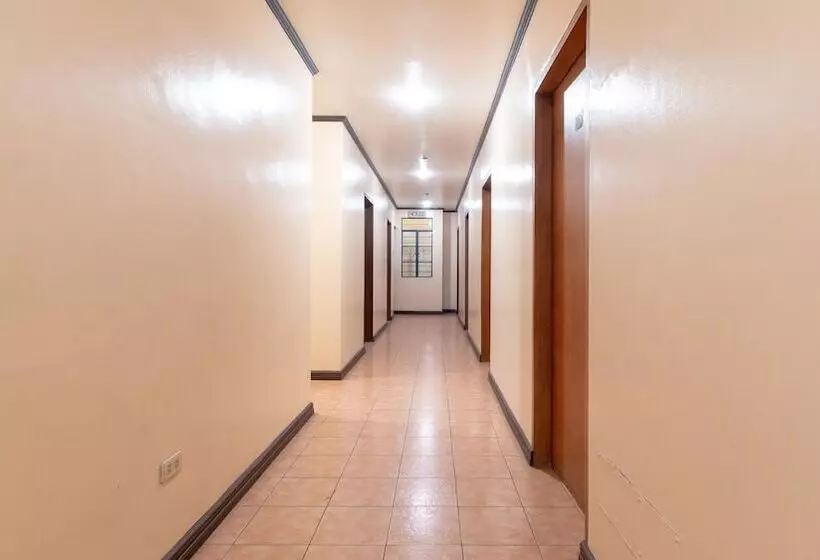 ホテル Reddoorz @ Downtown Tacloban