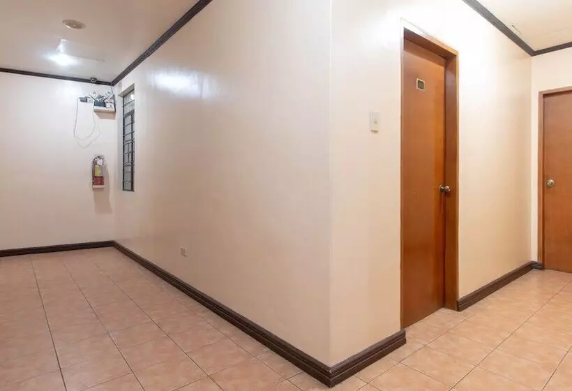 ホテル Reddoorz @ Downtown Tacloban