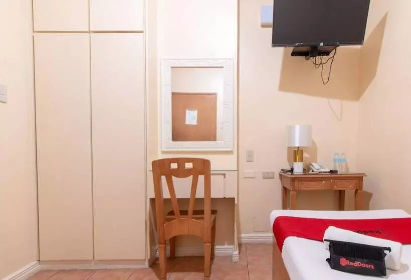 ホテル Reddoorz @ Downtown Tacloban