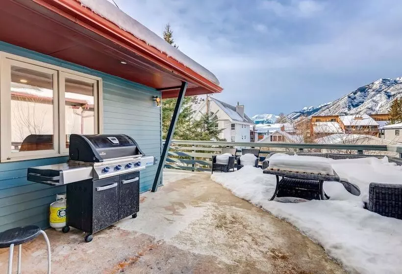 ホテル Rocky Mountain House   Sleeps 23