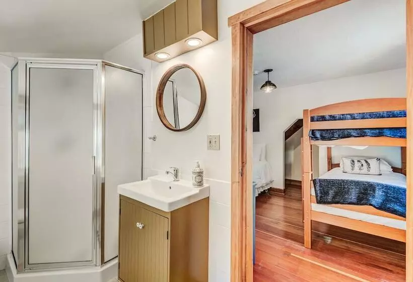 ホテル Rocky Mountain House   Sleeps 23