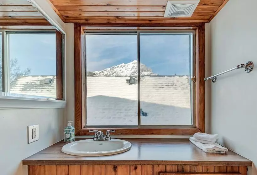 ホテル Rocky Mountain House   Sleeps 23