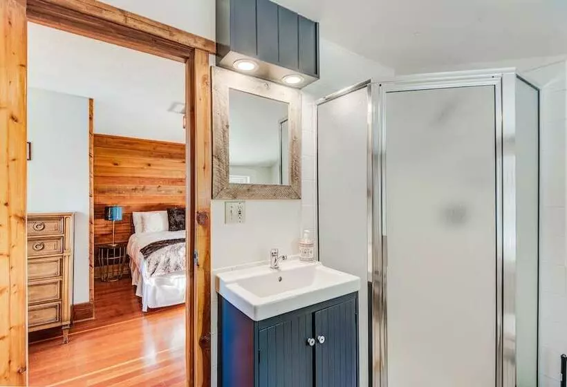 ホテル Rocky Mountain House   Sleeps 23