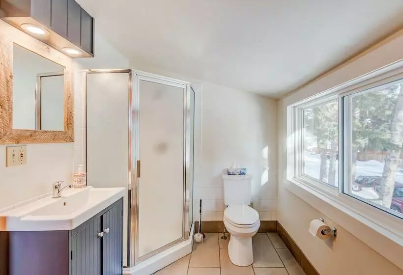 ホテル Rocky Mountain House   Sleeps 23