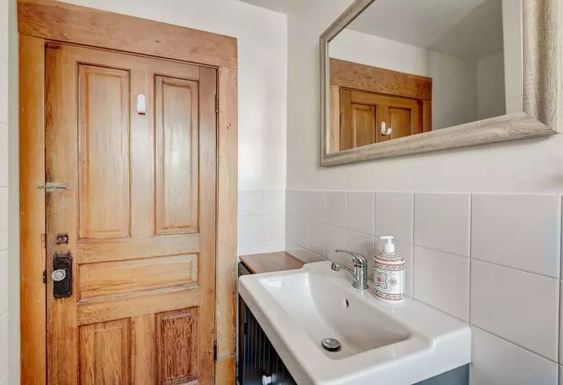 ホテル Rocky Mountain House   Sleeps 23