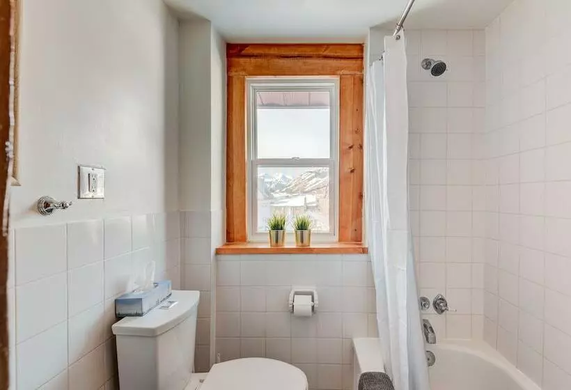 ホテル Rocky Mountain House   Sleeps 23