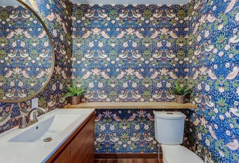 ホテル Rocky Mountain House   Sleeps 23