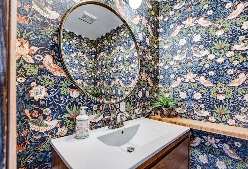 ホテル Rocky Mountain House   Sleeps 23