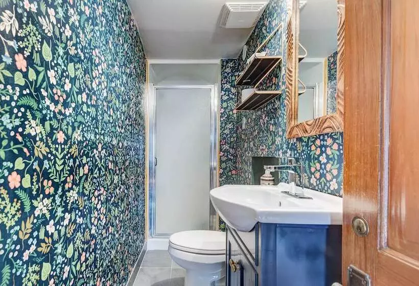 ホテル Rocky Mountain House   Sleeps 23