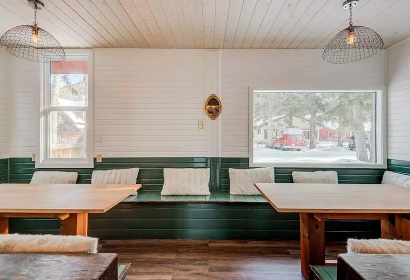 ホテル Rocky Mountain House   Sleeps 23