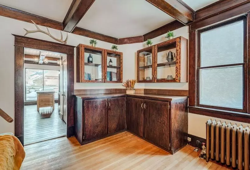 ホテル Rocky Mountain House   Sleeps 23