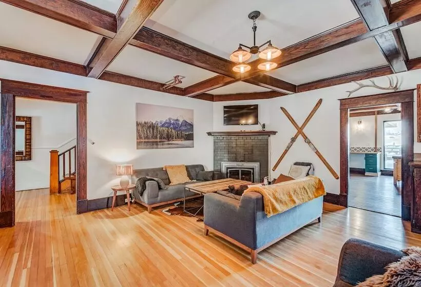 ホテル Rocky Mountain House   Sleeps 23