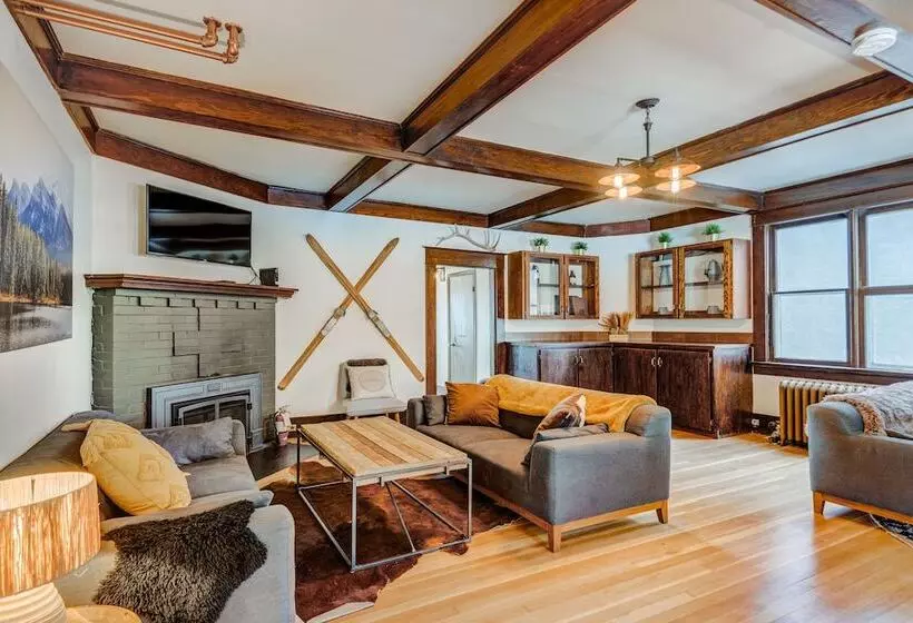 ホテル Rocky Mountain House   Sleeps 23